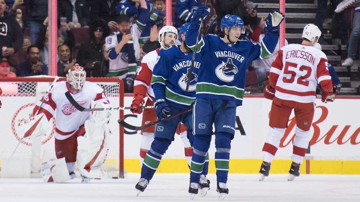 Elias Pettersson célèbre son but en première période face aux Red Wings de Détroit.
