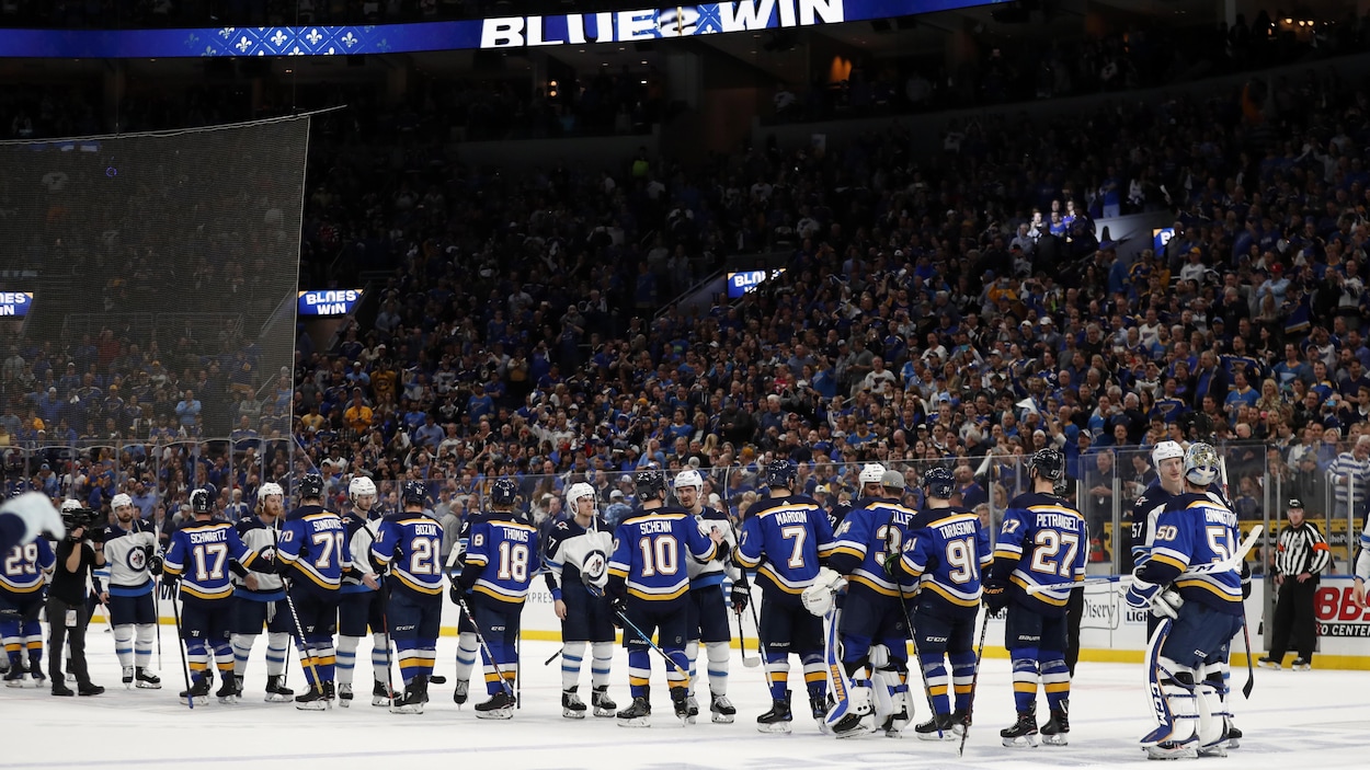 Les joueurs des Jets félicitent les joueurs des Blues qui accèdent au deuxième tour des séries éliminatoires.