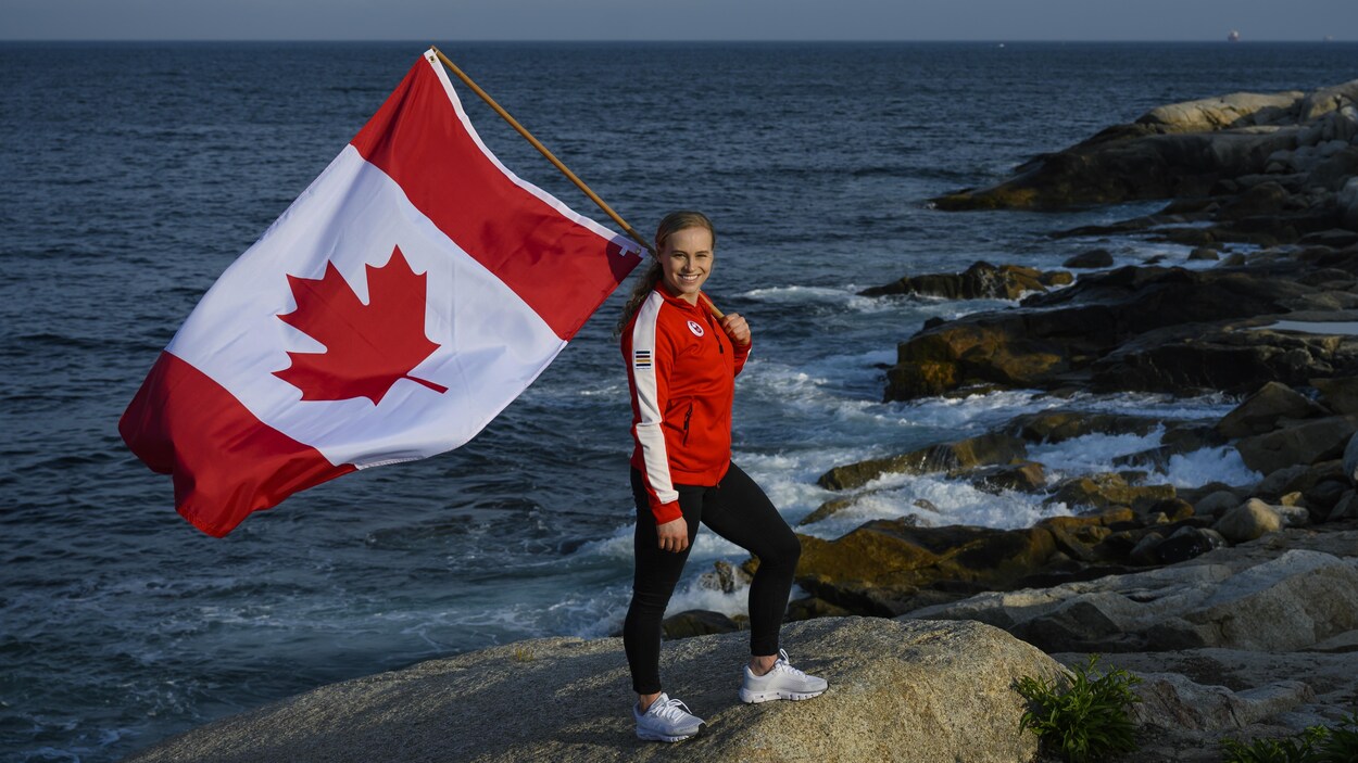 Elle affiche le drapeau canadien sur la côte de la Nouvelle-Écosse.