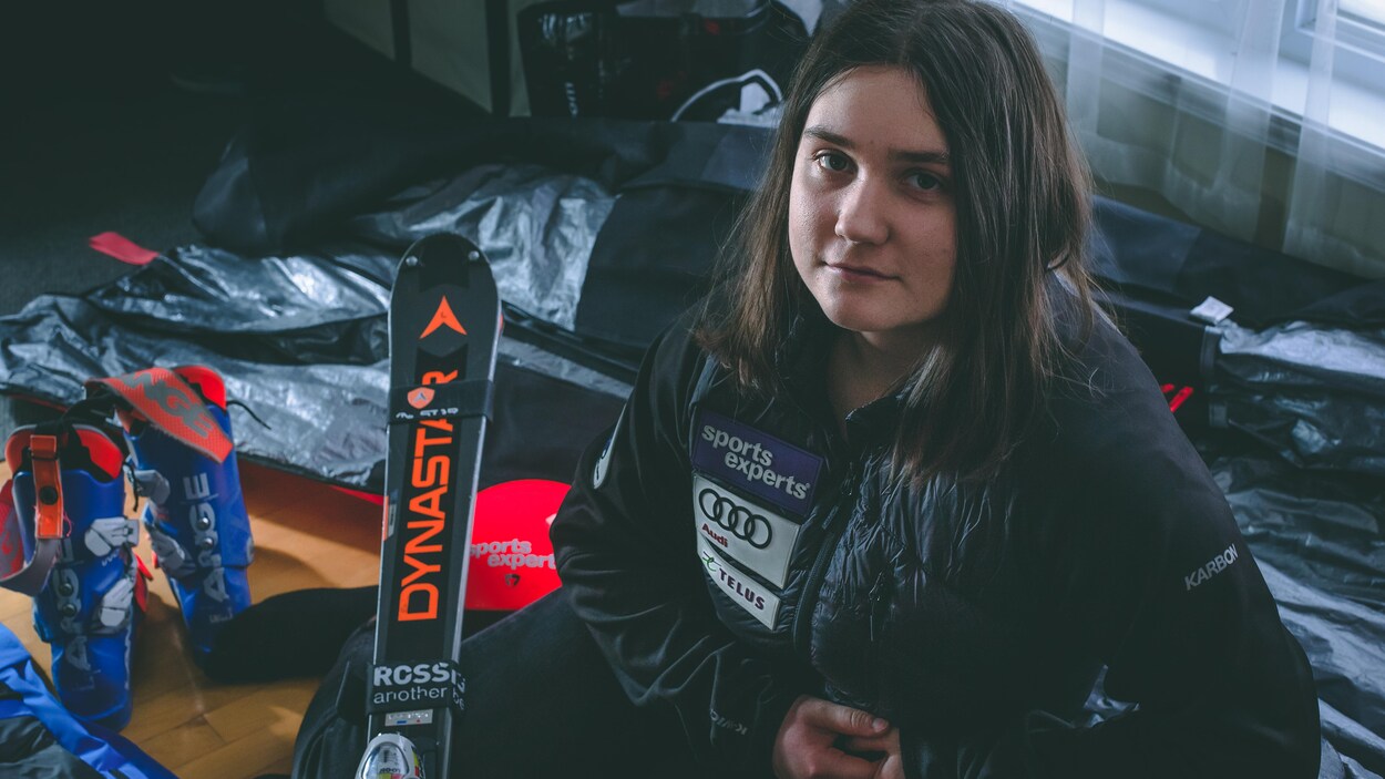 Éloïse Carle est assise au milieu des pièces de son équipement de ski. Éloïse Carle est assise au milieu des pièces de son équipement de ski.
