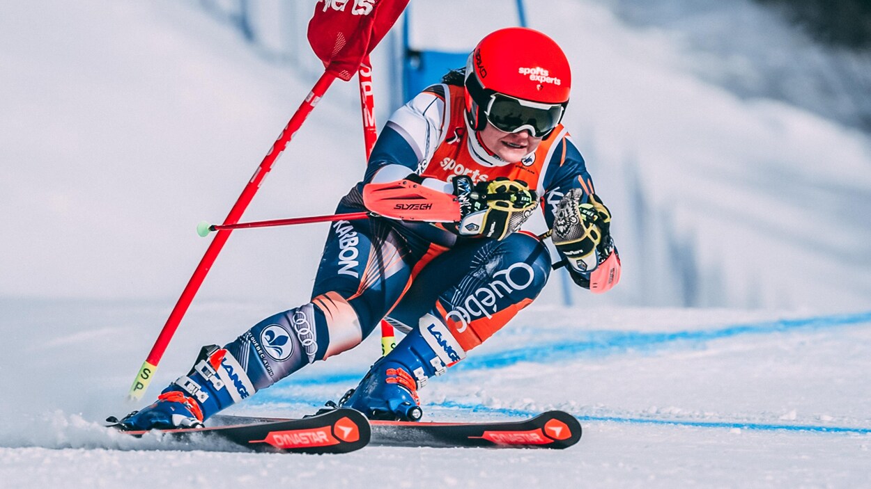 Éloïse Carle dévale une pente en ski. Éloïse Carle dévale une pente en ski.