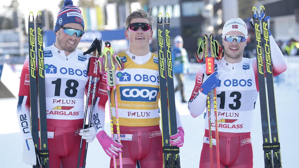 Emil Iversen Johannes (gauche), Johannes Hösflot Klaebo (centre) et Sindre Bjornestad Skar (droite)