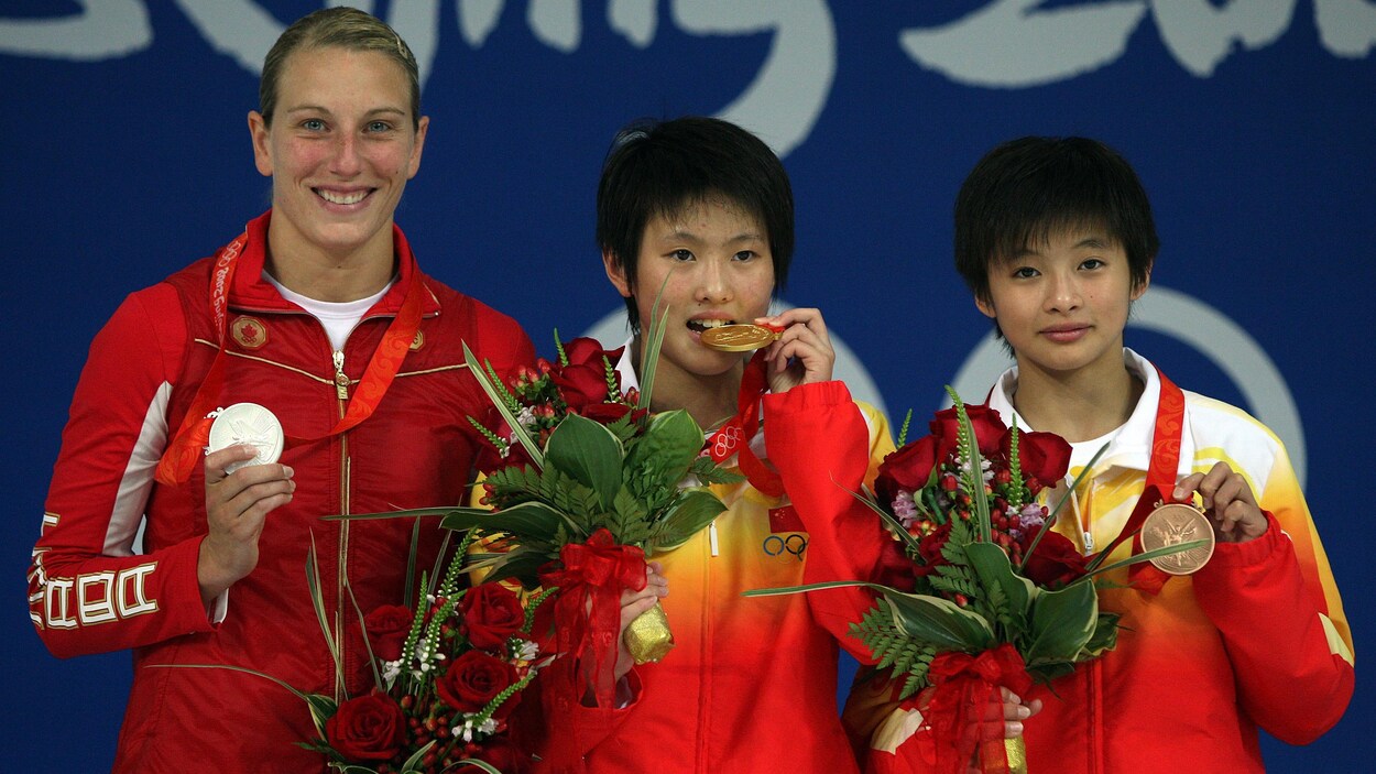 Émilie Heymans, médaillée d'argent de l'épreuve du 10 m des Jeux olympiques de Pékin, aux côtés de Chen Ruolin (ventrre), médaillée d'or, et de Wang Xin, médaillée de bronze. Émilie Heymans, médaillée d'argent de l'épreuve du 10 m des Jeux olympiques de Pékin, aux côtés de Chen Ruolin (ventrre), médaillée d'or, et de Wang Xin, médaillée de bronze.