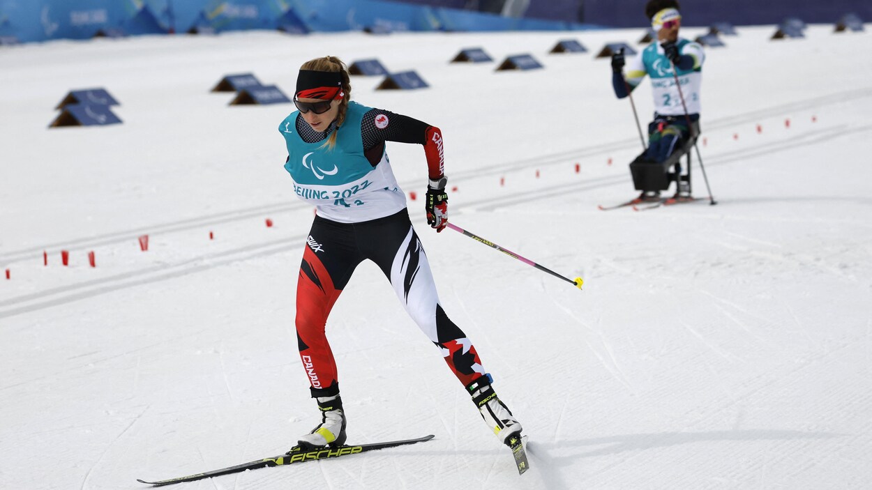 Une parafondeuse en train de skier.