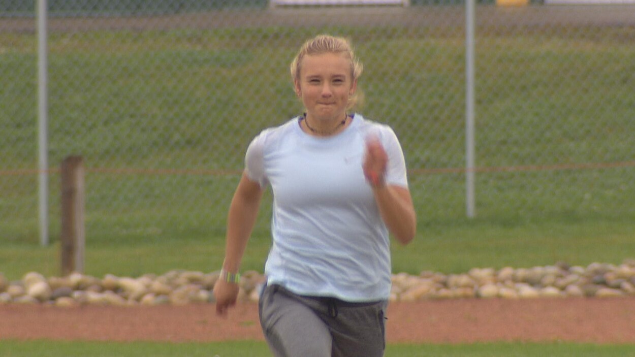 Emma Langstrom lors d'un entraînement sur une piste d'athlétisme.