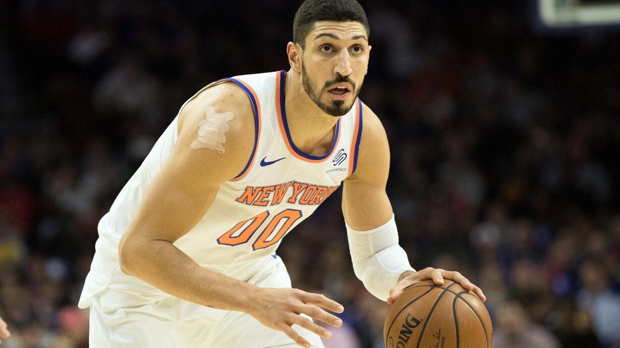 Enes Kanter manie le ballon pendant un match des Knicks de New York contre les 76ers à Philadelphie.