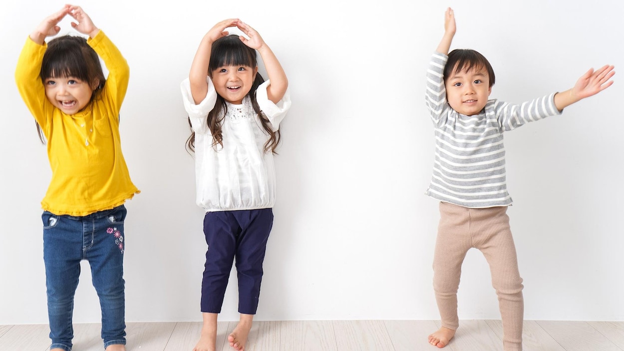 Des enfants bougent les bras.