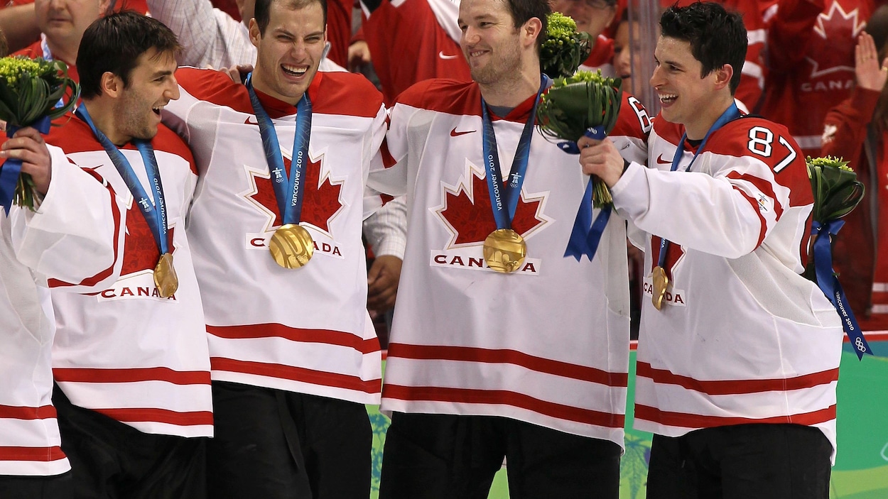 Les hockeyeurs célèbrent sur la glace la conquête de la médaille d'or olympique aux Jeux de Vancouver en 2010.