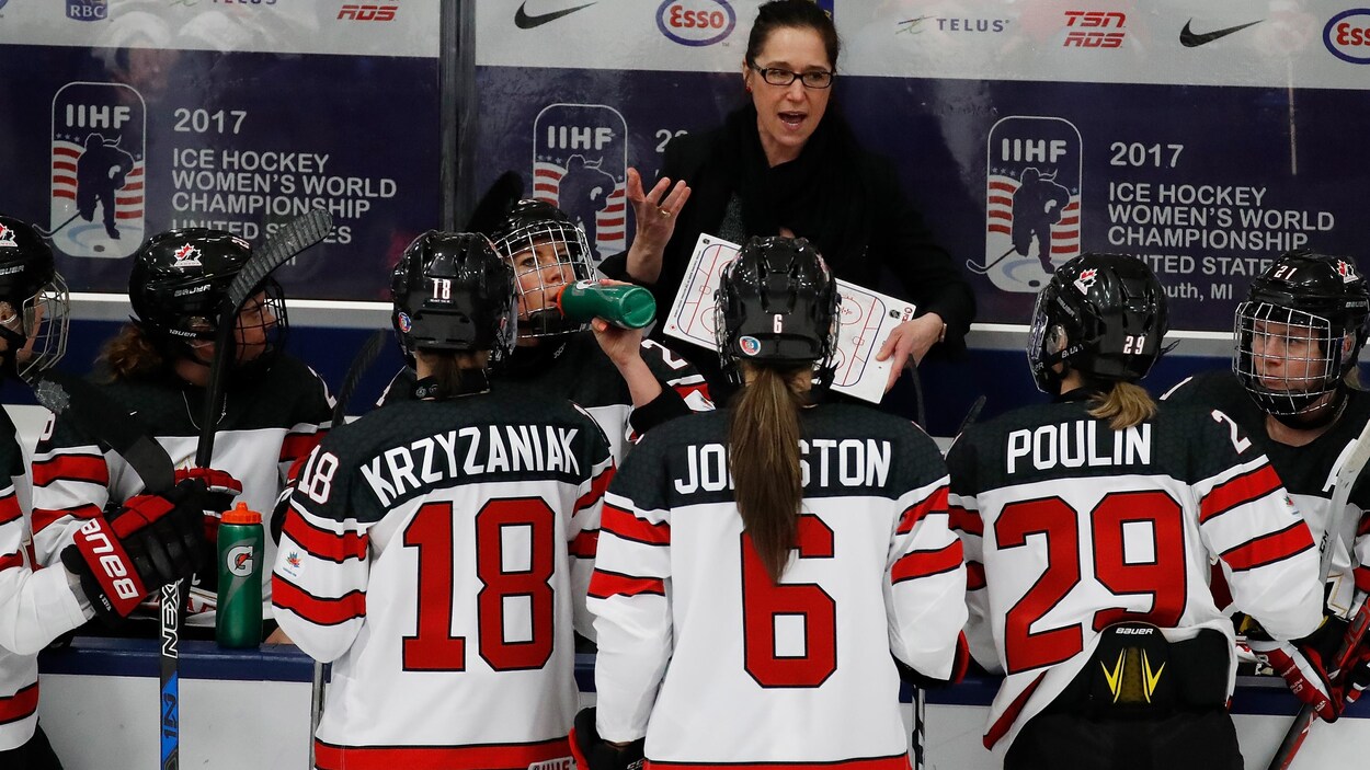 L'entraîneuse-chef Laura Schuler et l'équipe canadienne de hockey féminin L'entraîneuse-chef Laura Schuler et l'équipe canadienne de hockey féminin