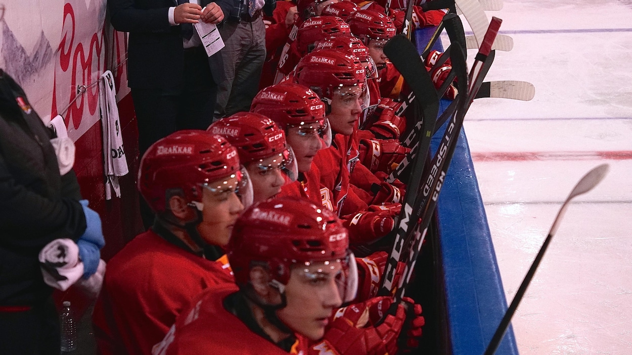 L'équipe du Drakkar de Baie-Comeau sur le banc des joueurs