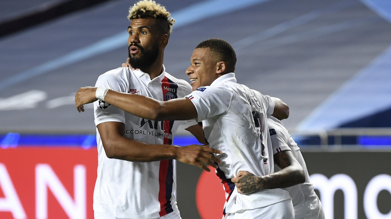 Ils célèbrent le but de Choupo-Moting.