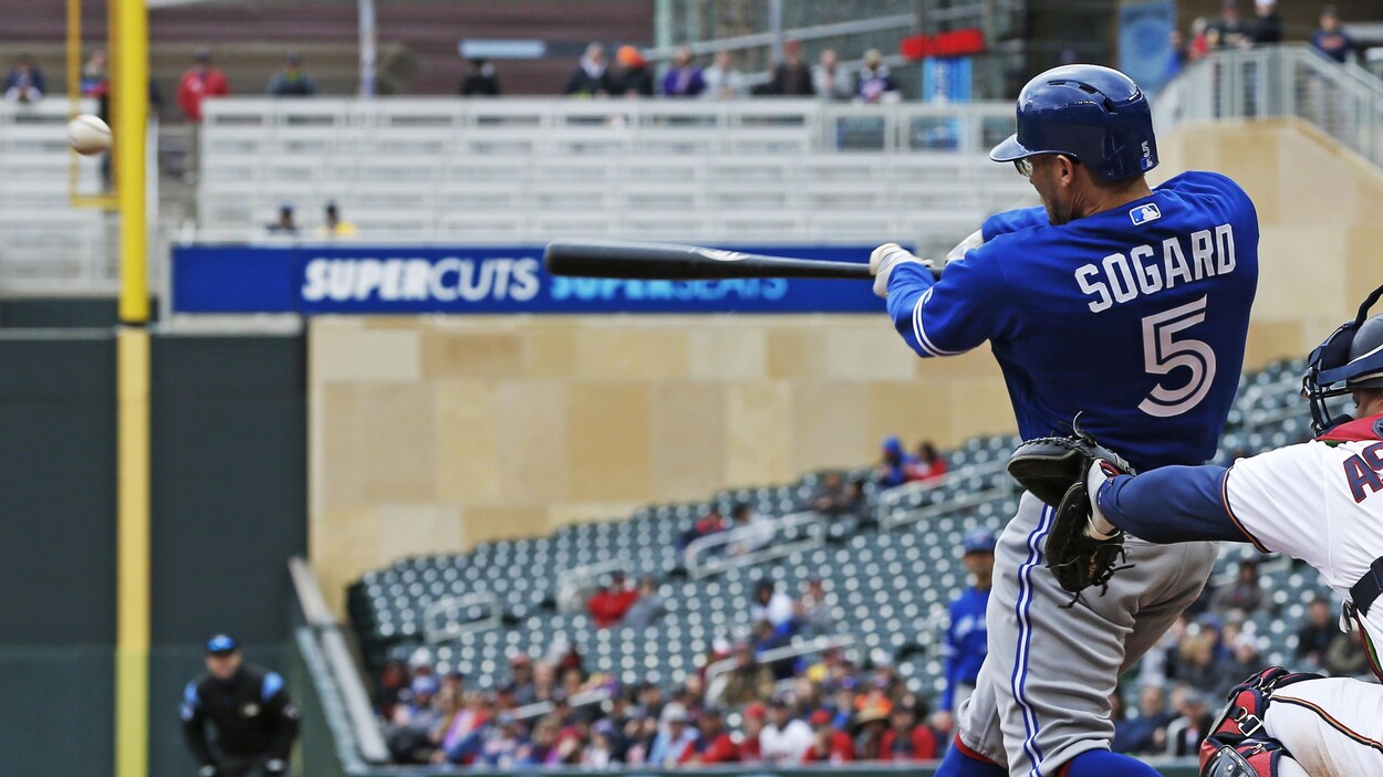 Eric Sogard frappe un double de trois points contre les Twins.