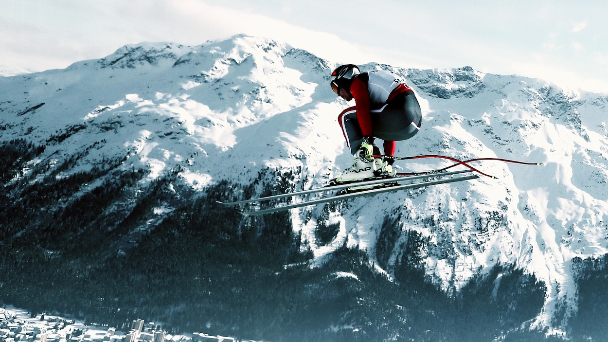 Il est en plein vol au-dessus de la piste. Il est en plein vol au-dessus de la piste.