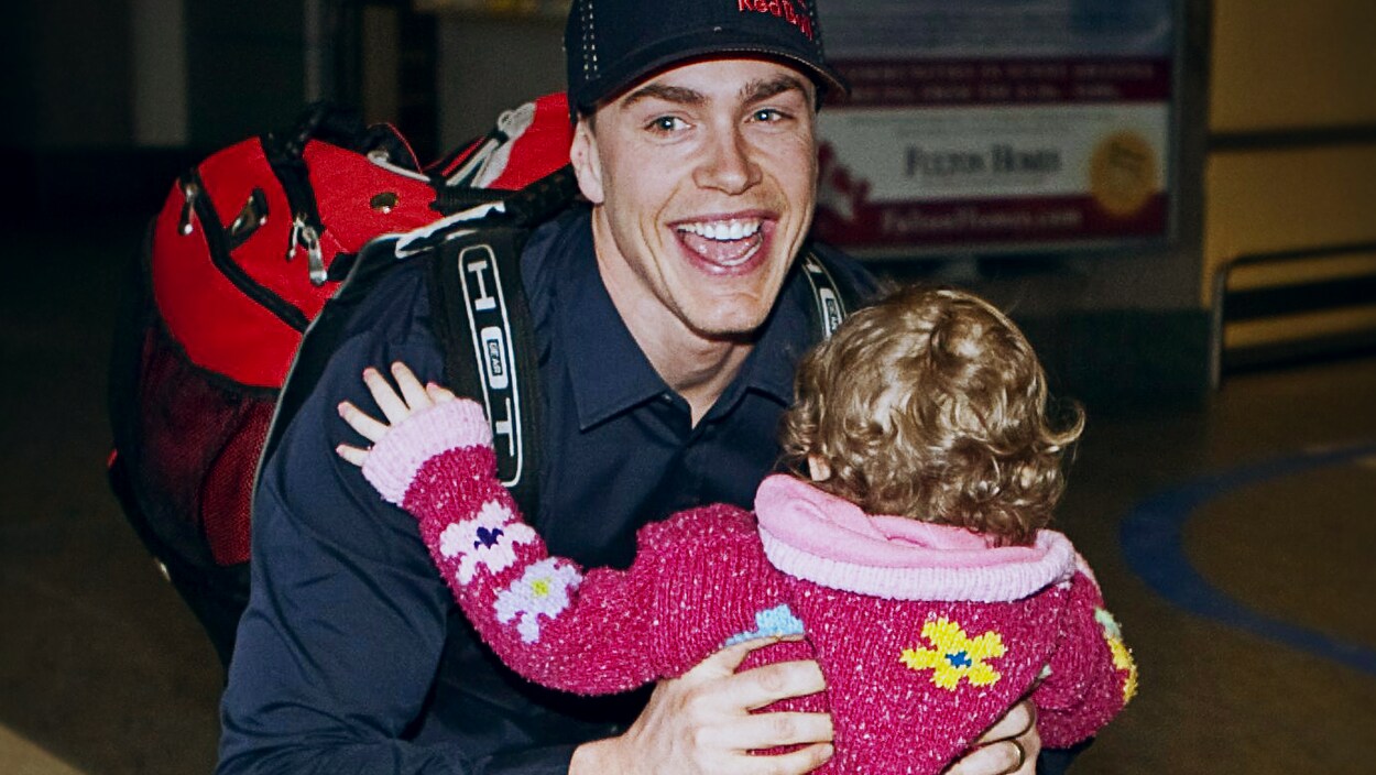 Erik Guay est accueilli par sa fille Logann à son retour d'Allemagne, après y avoir remporté l'épreuve de descente aux mondiaux de ski alpin, en février 2011. Erik Guay est accueilli par sa fille Logann à son retour d'Allemagne, après y avoir remporté l'épreuve de descente aux mondiaux de ski alpin, en février 2011.