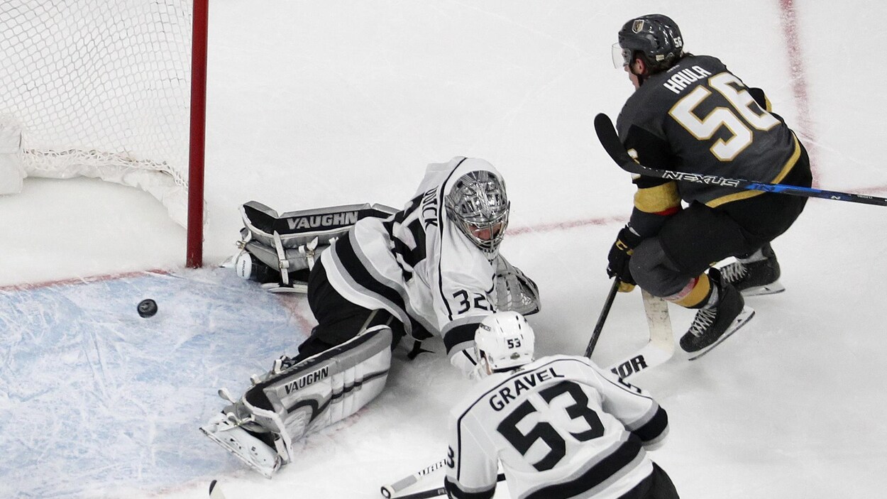 Erik Haula marque le but gagnant contre les Kings. Erik Haula marque le but gagnant contre les Kings.
