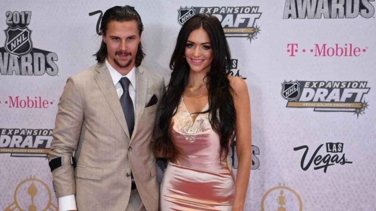 Erik et Melinda Karlsson posent pour les photographes lors d'un événement. Erik et Melinda Karlsson posent pour les photographes lors d'un événement.