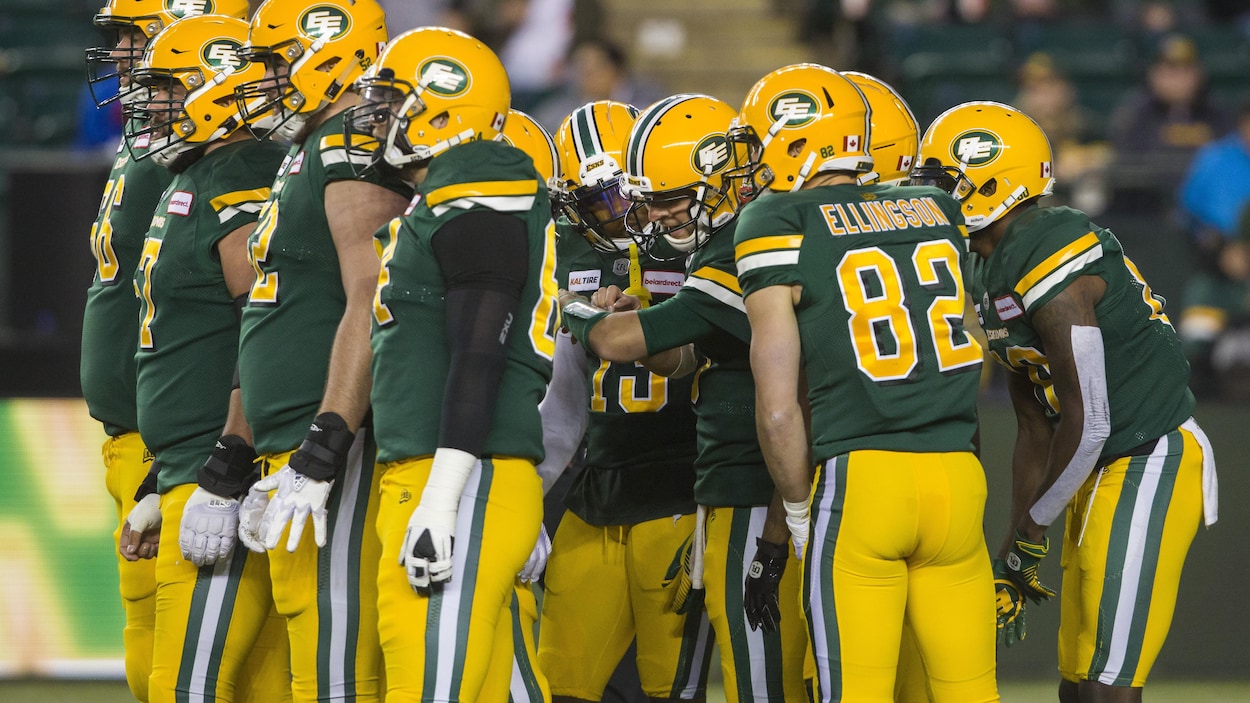 Le quart-arrière Logan Kilgore parle à ses coéquipiers dans un caucus lors d'un match à Edmonton.