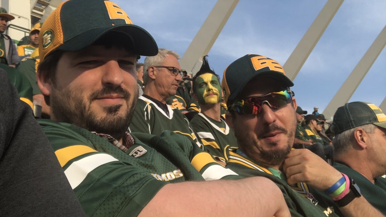 Philippe Manseau et Jean-Marc Cloutier assis à leurs sièges pendant un match des Eskimos