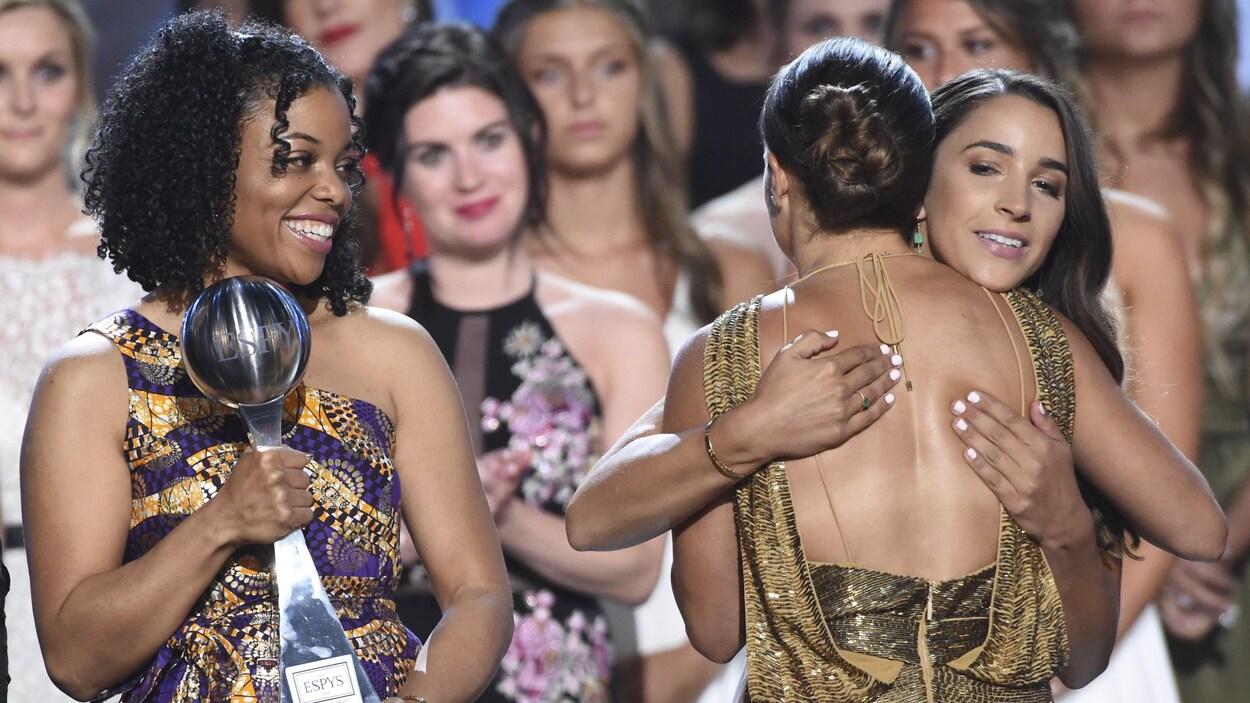 Tiffany Thomas Lopez, Aly Raisman et Danica Patrick lors de la remise du prix Arthur-Ashe à la soirée des ESPY