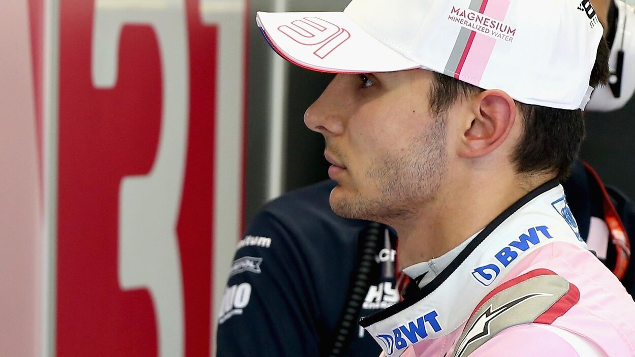 Esteban Ocon dans le garage de l'équipe Force India à Singapour Esteban Ocon dans le garage de l'équipe Force India à Singapour