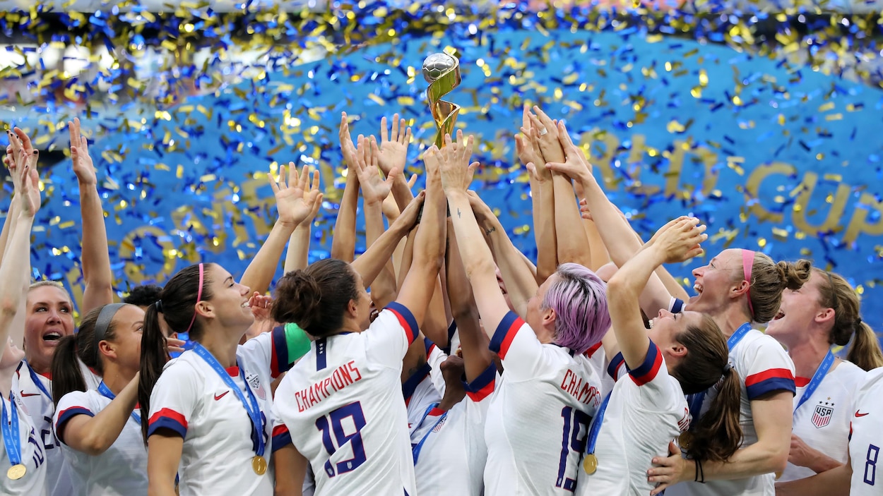 Les Américaines soulèvent le trophée de championnes du Mondial après leur victoire contre les Néerlandaises.