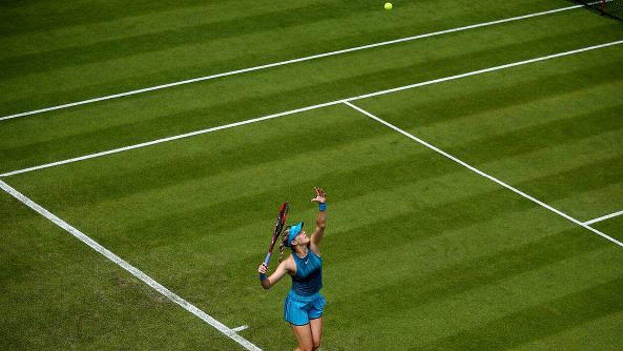 Eugenie Bouchard au service lors de son match de troisième tour des qualifications à Birmingham Eugenie Bouchard au service lors de son match de troisième tour des qualifications à Birmingham