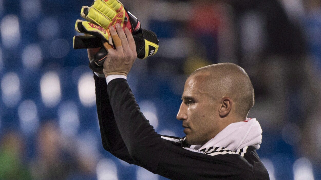 Le gardien de l'Impact de Montréal applaudit la foule.