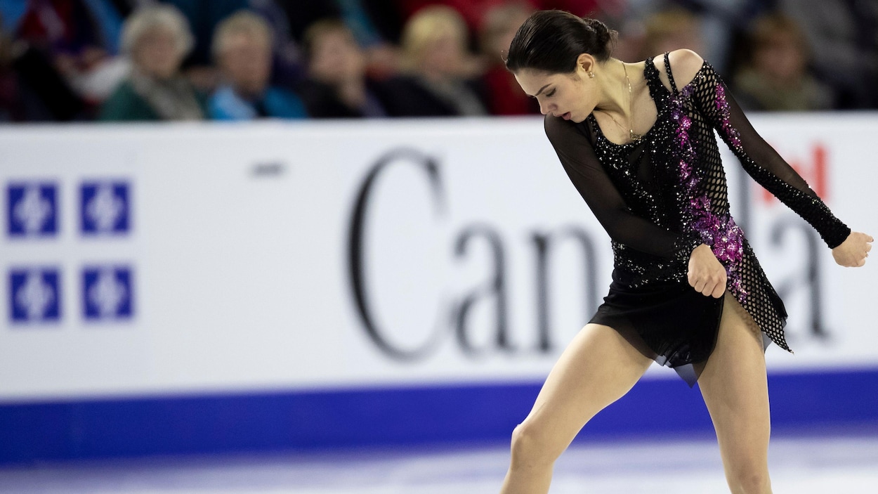 Elle patine aux Internationaux Patinage Canada à Laval.
