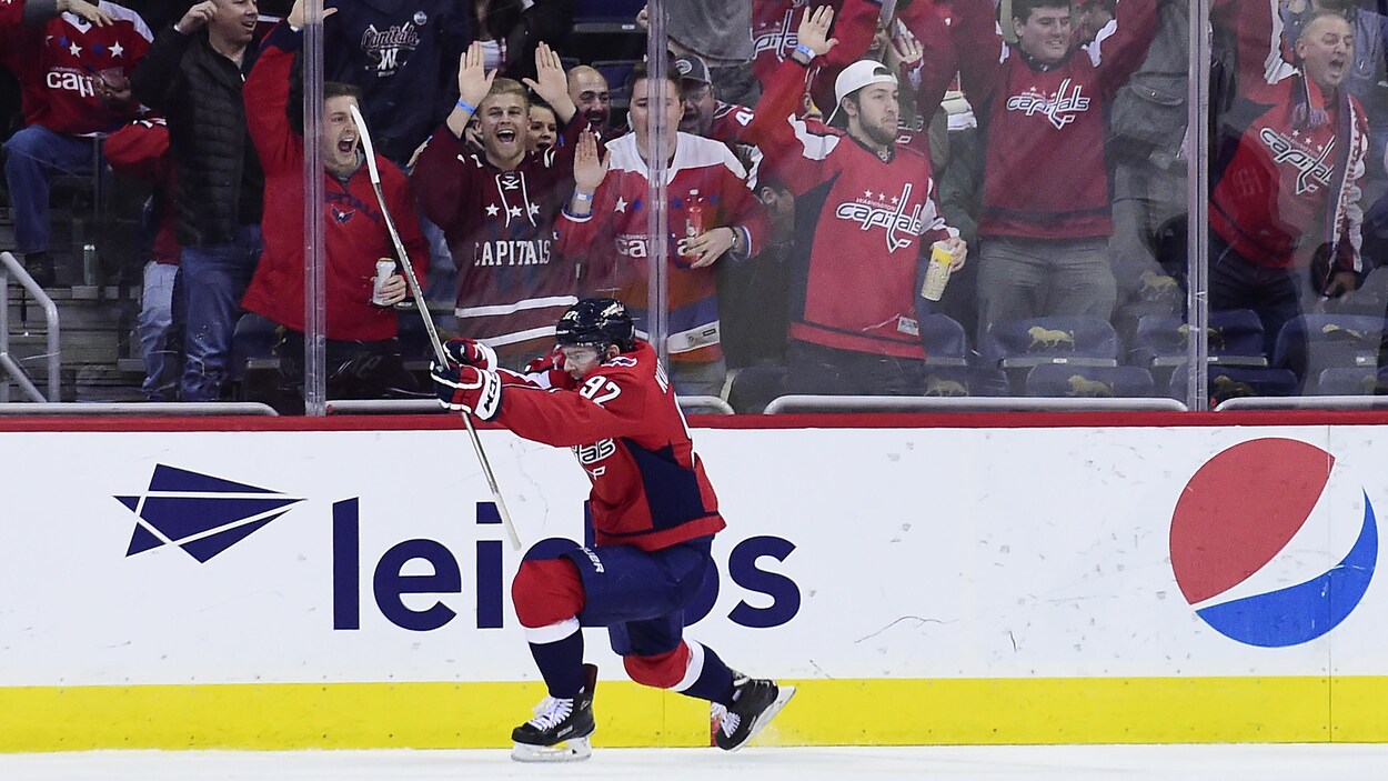 Evgeny Kuznetsov célèbre après avoir marqué un but en 2e période contre les Canucks. Evgeny Kuznetsov célèbre après avoir marqué un but en 2e période contre les Canucks.