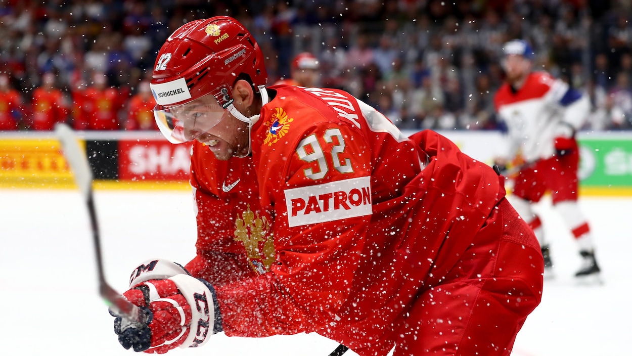 Un joueur sur la glace, le visage crispé.