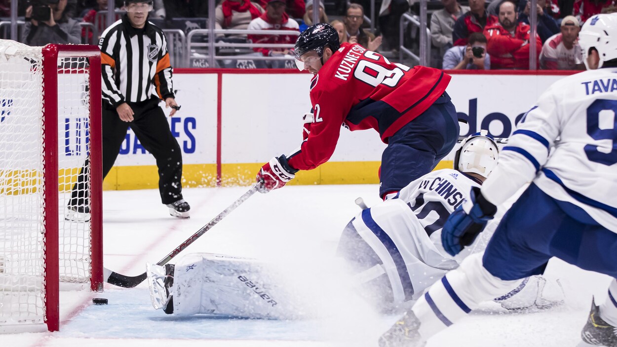 Il marque son but sous les yeux de John Tavares.