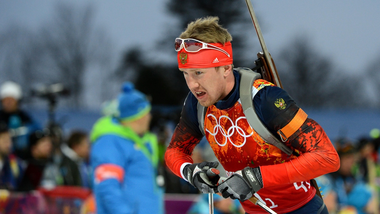 Le biathlonien est en action.