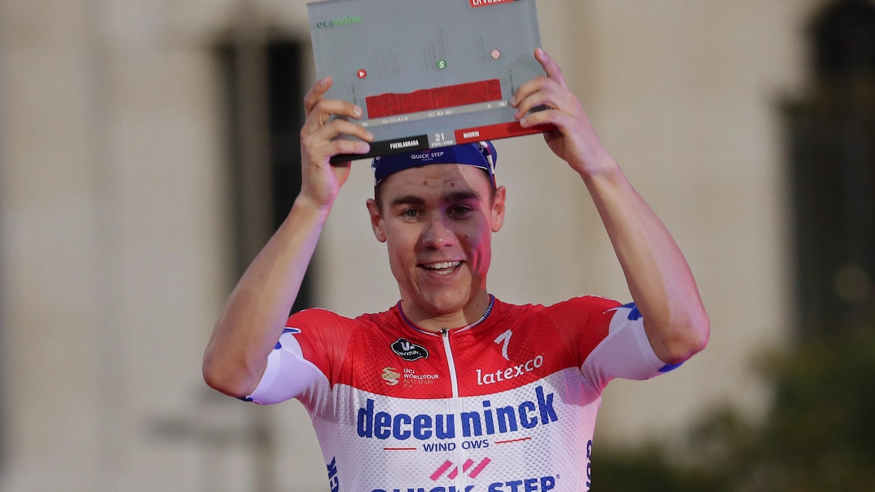 Fabio Jakobsen tient son prix au dessus de sa tête.