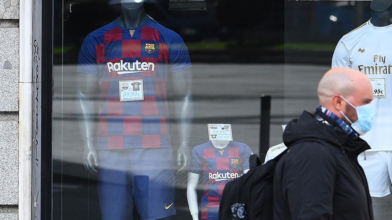 Un passant devant une boutique de sports