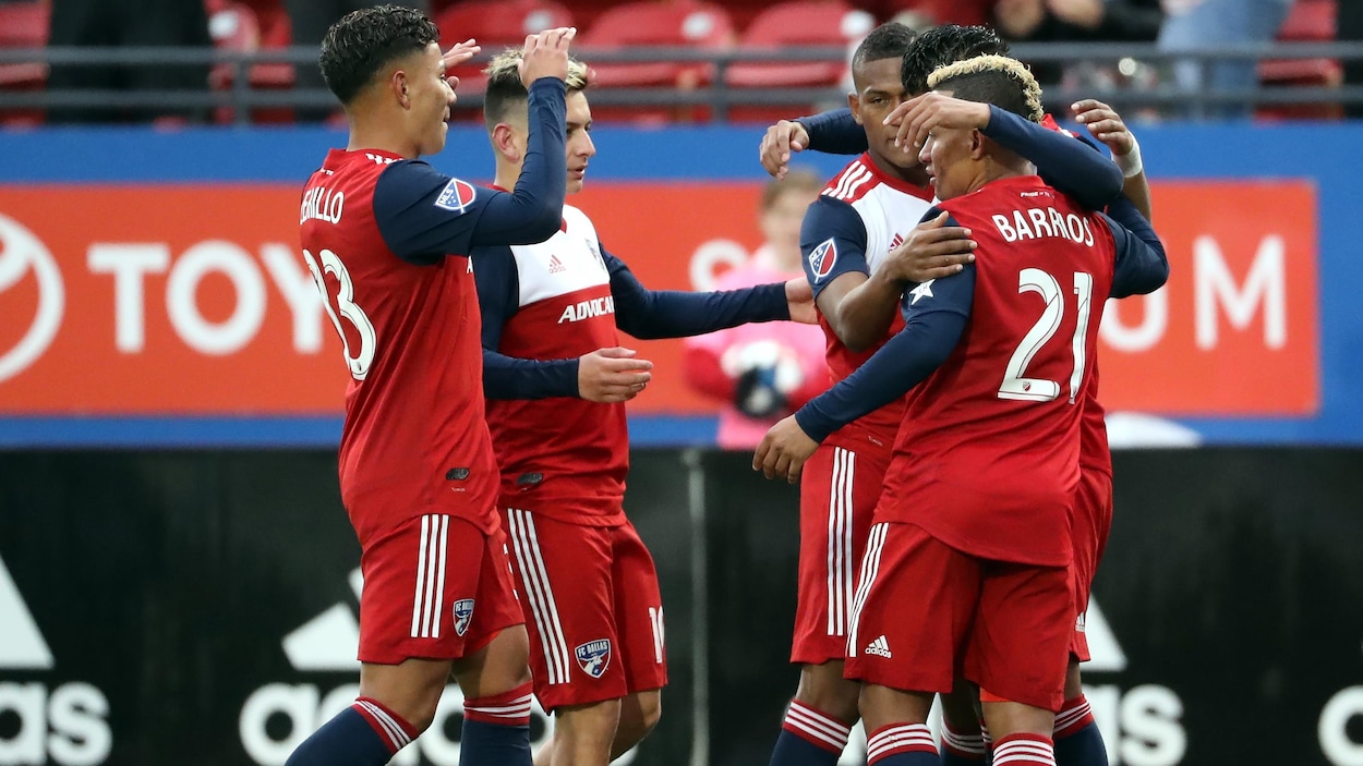 Des joueurs du FC Dallas sont rassemblés et se félicitent.