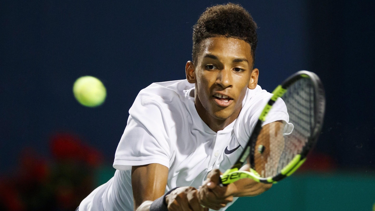 Félix Auger-Aliassime tente d'atteindre une balle. Félix Auger-Aliassime tente d'atteindre une balle.