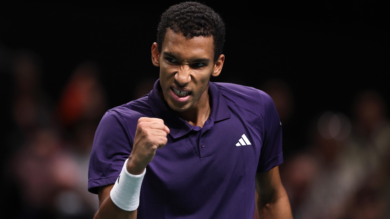 Combatif, Félix Auger-Aliassime avance au 3e tour au Masters de Paris