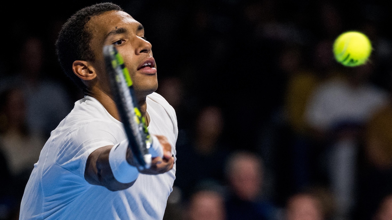 Félix Auger-Aliassime survit à une frousse et atteint les quarts de finale à Bruxelles