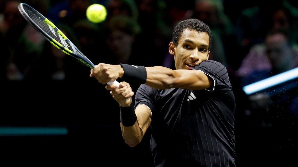Félix Auger-Aliassime au deuxième tour à Dubaï