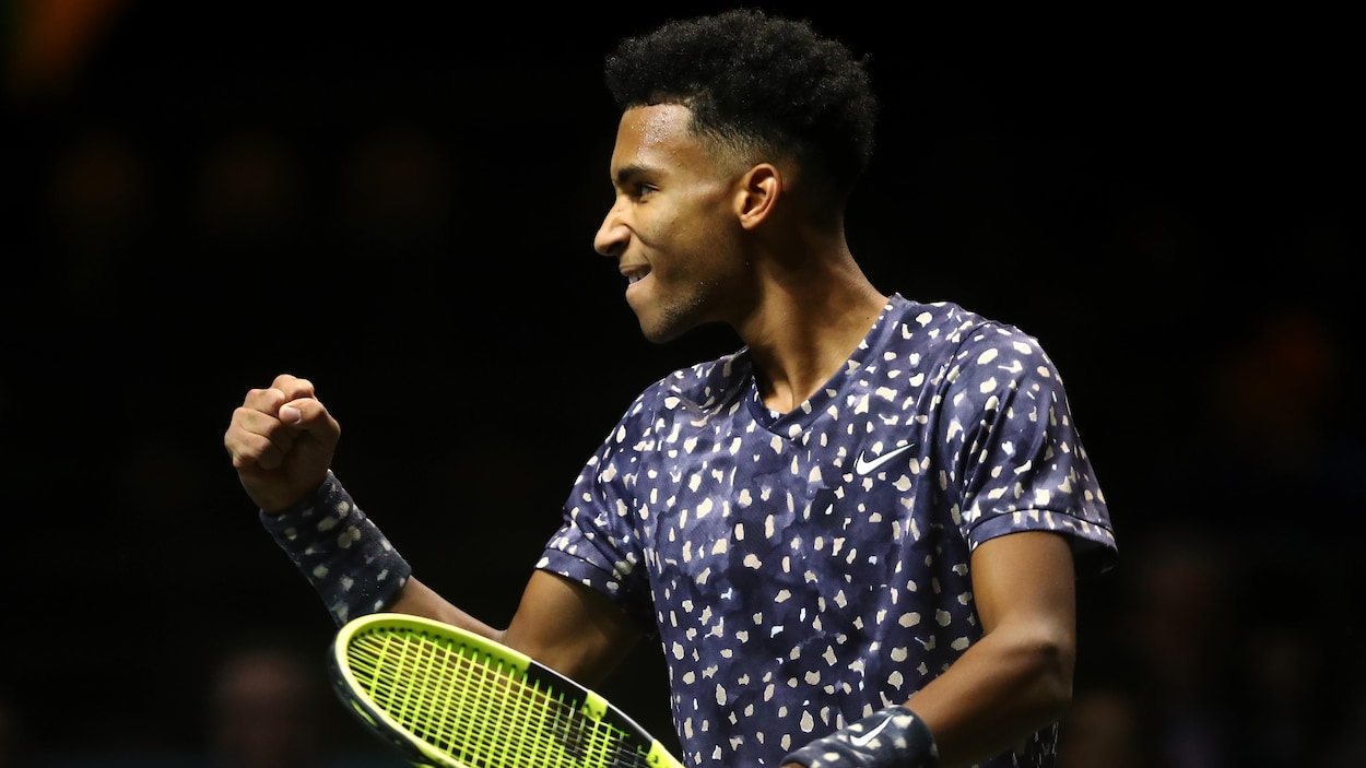 Le joueur de tennis Félix Auger-Aliassime célèbre en serrant le poing.