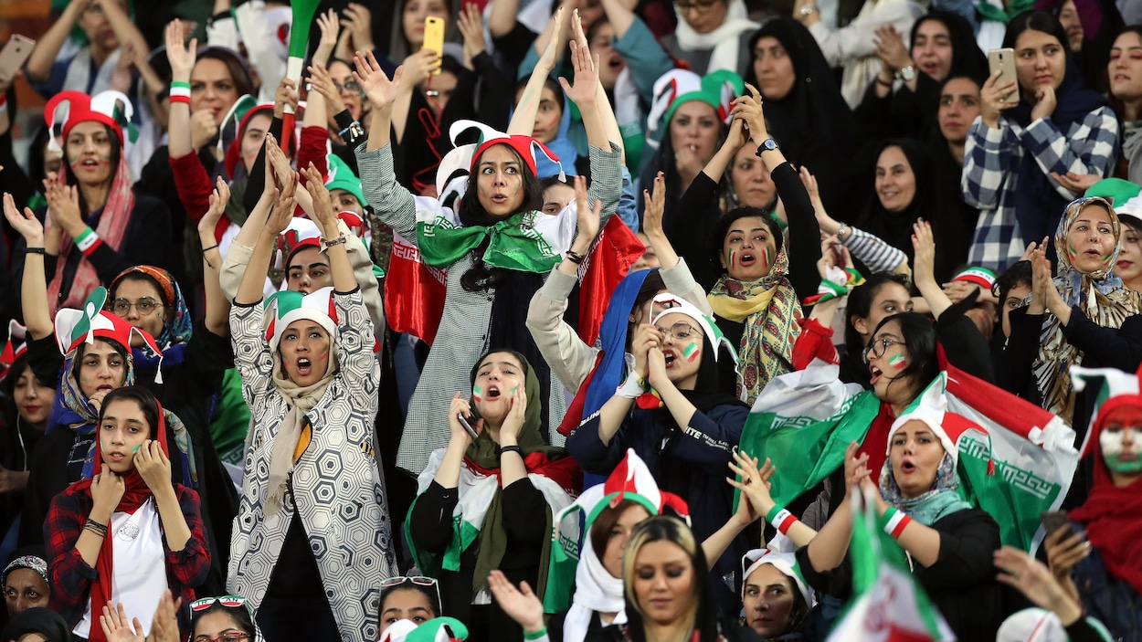 Des femmes applaudissent leur équipe, dont elles portent les couleurs.