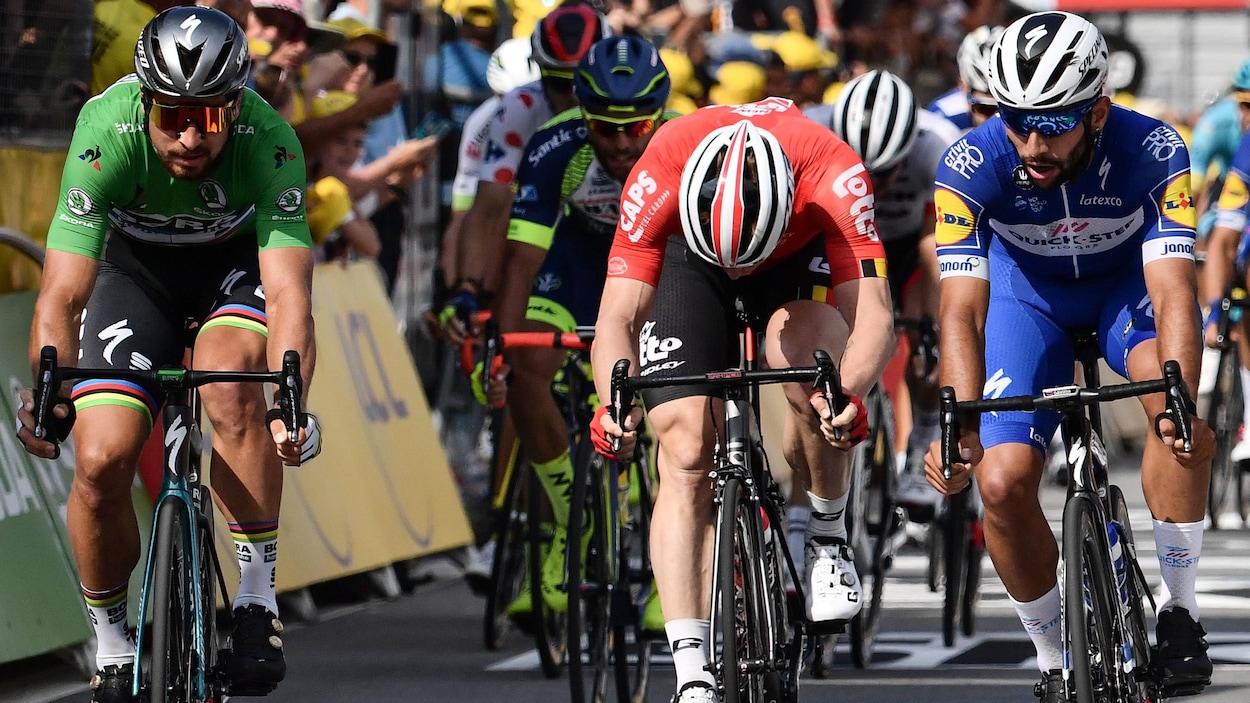 Fernando Gaviria (à droite) l'emporte de justesse sur Peter Sagan (à gauche) au Tour de France. Fernando Gaviria (à droite) l'emporte de justesse sur Peter Sagan (à gauche) au Tour de France.