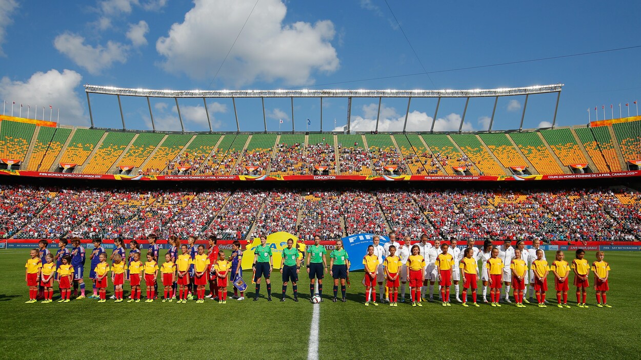Les équipes du Japon et de l'Angleterre sont en position sur le terrain avant un match de la Coupe du monde féminine de la FIFA, à Edmonton, en 2015. Les équipes du Japon et de l'Angleterre sont en position sur le terrain avant un match de la Coupe du monde féminine de la FIFA, à Edmonton, en 2015.