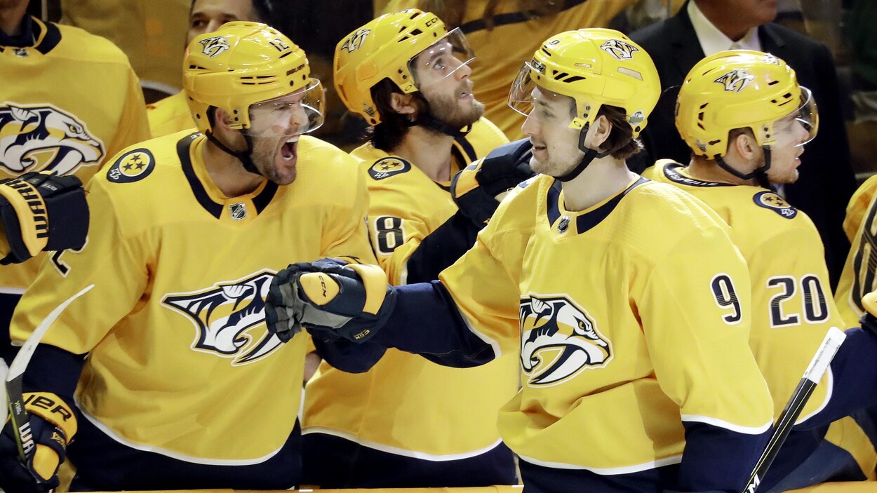Filip Forsberg est félicité par ses coéquipiers des Predators de Nashville Filip Forsberg est félicité par ses coéquipiers des Predators de Nashville