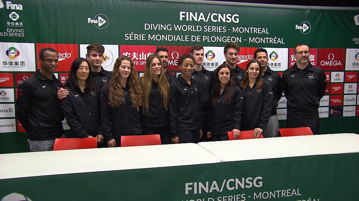 Ils prennent la pose pour la photo officielle.