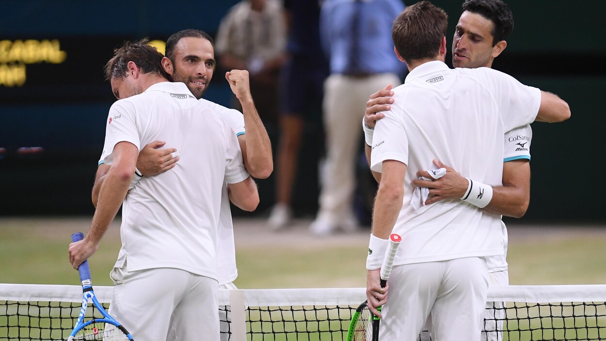 Ils félicitent leurs adversaires français Nicolas Mahut et Édouard Roger-Vasselin.