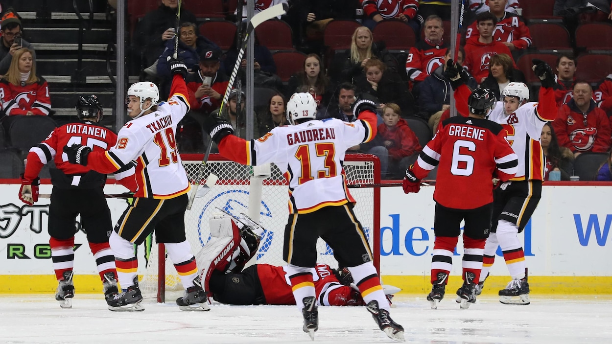 Les joueurs des Flames célèbrent un but marqué contre les Devils.