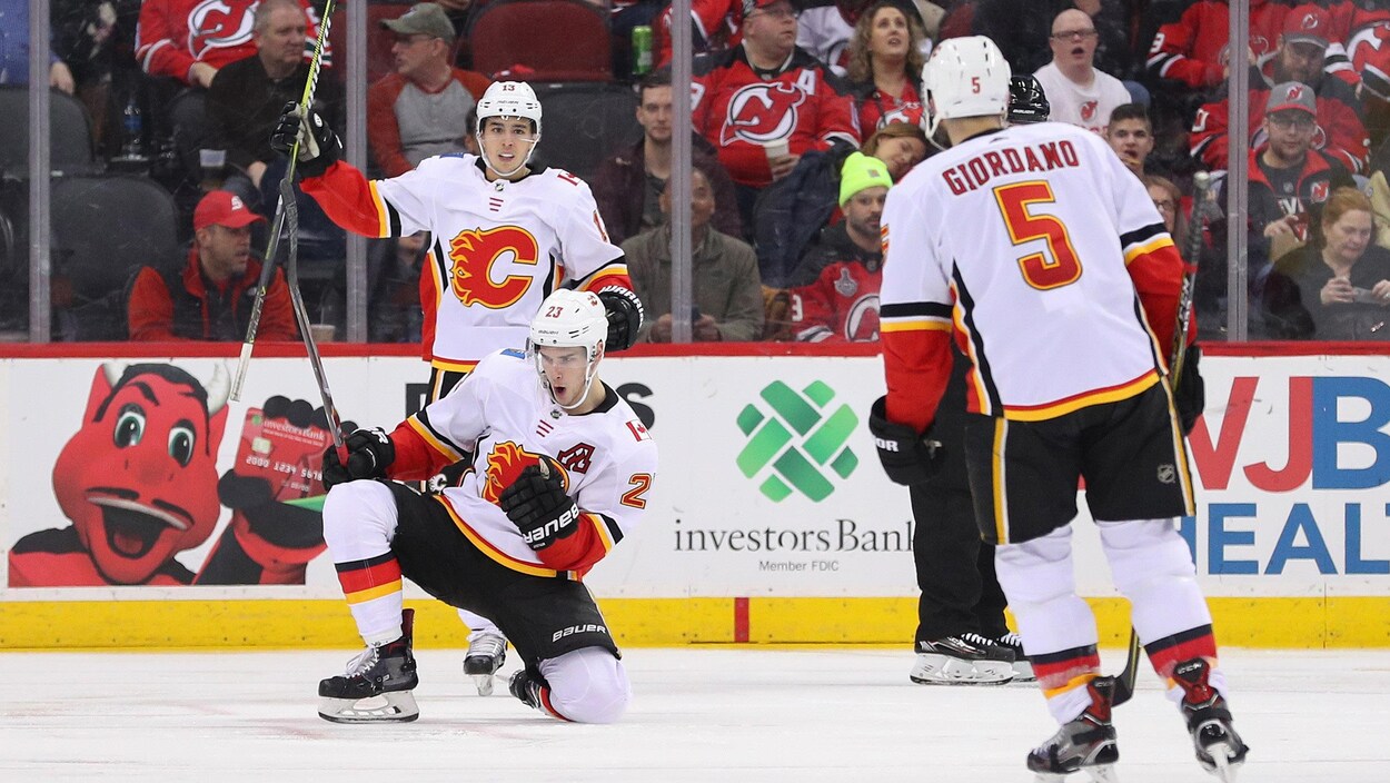 Sean Monahan réagit après avoir marqué un but en deuxième période, sous l'oeil de Johnny Gaudreau et de Mark Giordano. Sean Monahan réagit après avoir marqué un but en deuxième période, sous l'oeil de Johnny Gaudreau et de Mark Giordano.