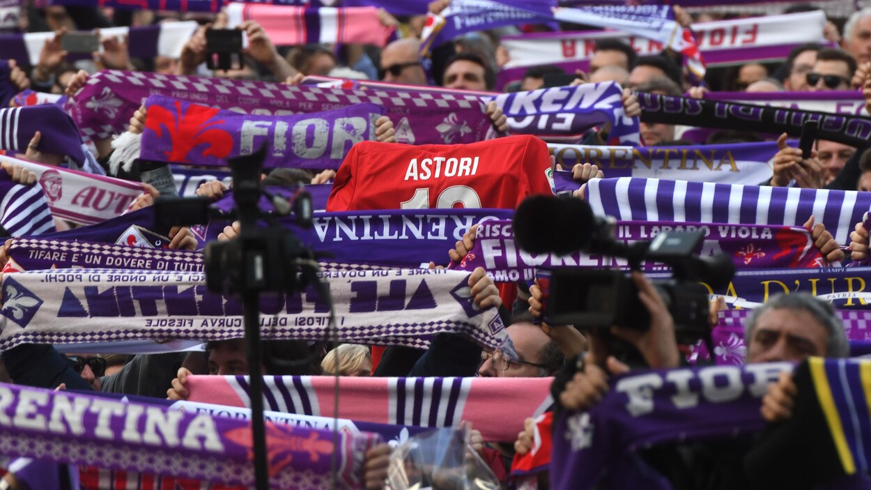 Des partisans de la Florentina rendent hommage à Davide Astori. Des partisans de la Florentina rendent hommage à Davide Astori.