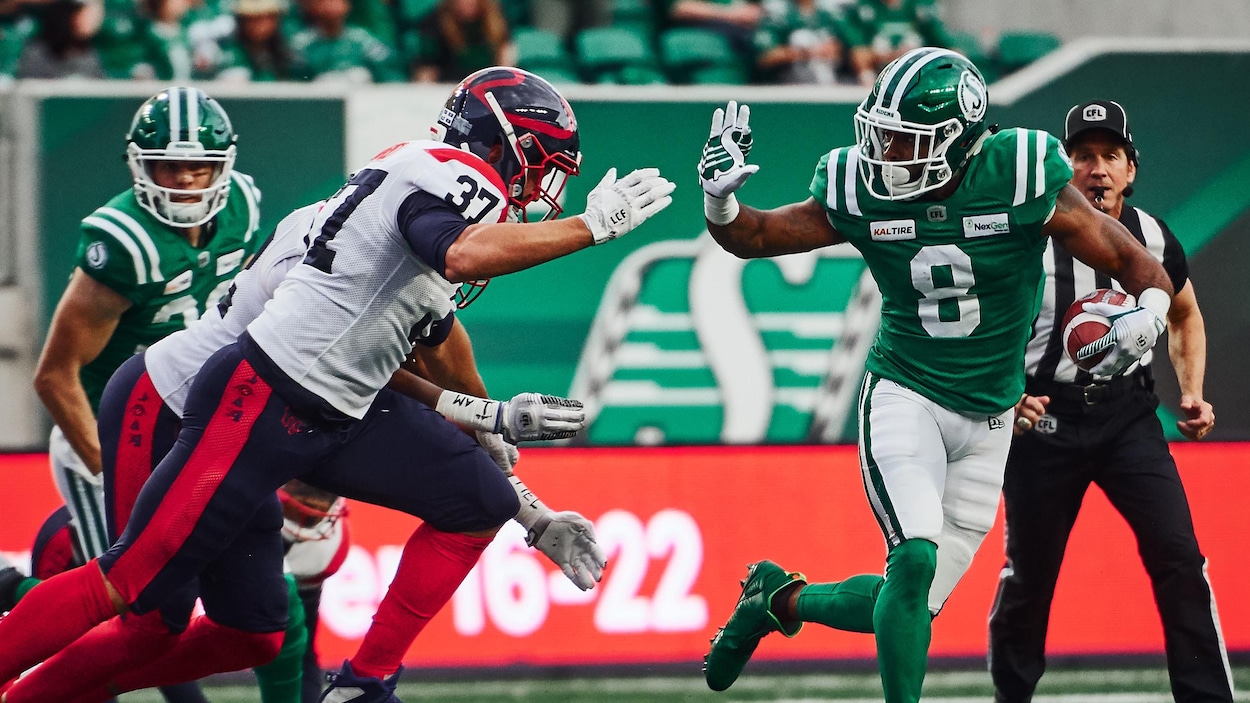Il s'apprête à plaquer le retourneur des Roughriders Marcus Thigpen.
